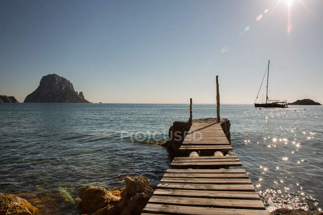 Vue d'Es Vedra depuis une ancienne jetée, Ibiza, Espagne — Photo de stock
