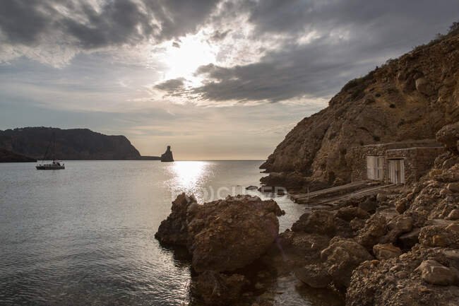 Puesta de sol en la playa de Benirras, Ibiza, España - foto de stock