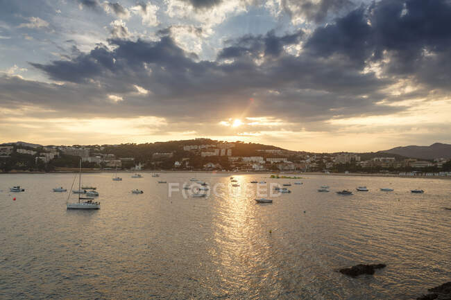 Vue surélevée des yachts et de la mer au coucher du soleil, S'Agaro, Costa Brava — Photo de stock