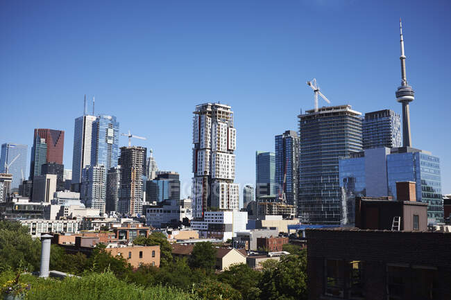 Paesaggio urbano con CN Tower e grattacielo, Toronto, Canada — Foto stock