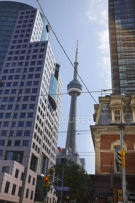 Vista ad angolo basso della CN Tower tra grattacieli, Toronto, Canada — Foto stock