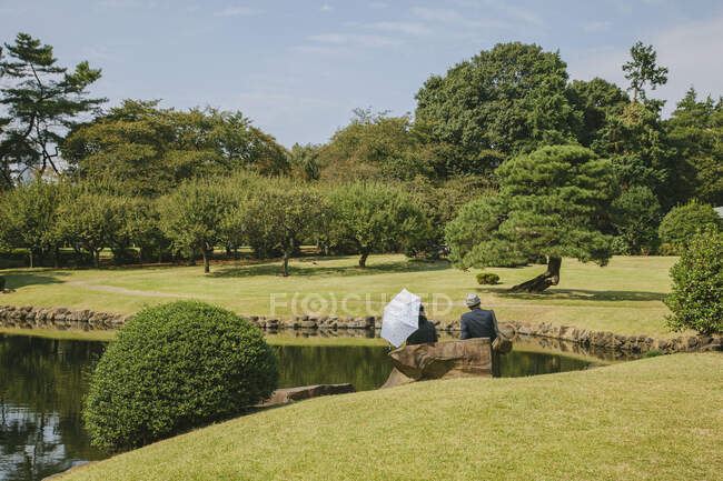 Turistas por lago em Shinjuku Gyoen National Garden, Tóquio, Japão — Fotografia de Stock