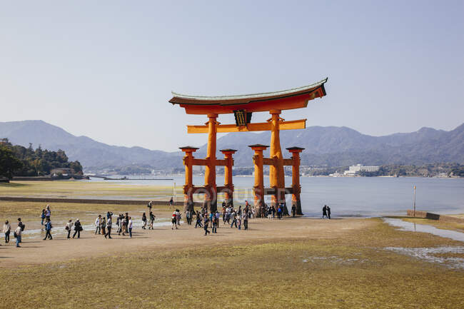 Foules de touristes au Sanctuaire d'Itsukushima, Itsukushima, Kyoto, Ja — Photo de stock