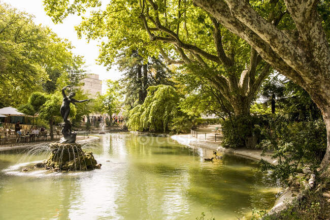 Parque lago y fuente, Aviñón, Provenza, Francia - foto de stock