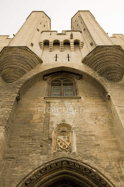Vista en ángulo bajo de la entrada del Palacio de los Papas, Aviñón - foto de stock