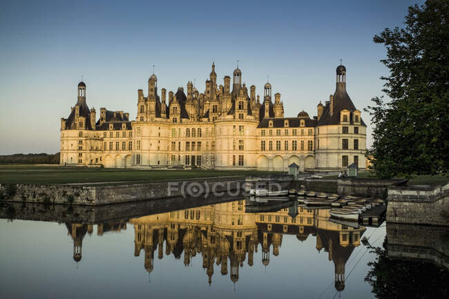 Chateau de Chambord and moat, Loire Valley, França — Fotografia de Stock