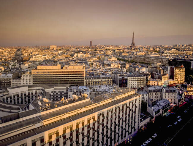 Высокий городской пейзаж с далёкой Эйфелевой башней, Париж, Франция — стоковое фото