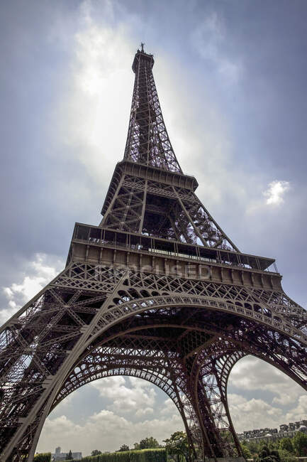 Низкий угол зрения Эйфелевой башни, Париж, Франция — стоковое фото