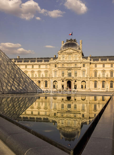 Louvre Pirâmide e museu, Paris, França — Fotografia de Stock