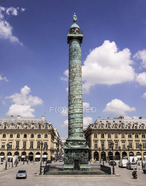 Coluna e estátua de Napoleão sob céu azul nublado, Place Vendome, Paris, França — Fotografia de Stock