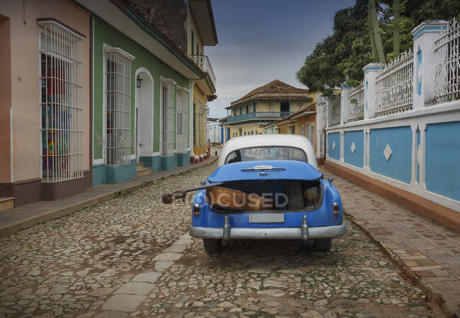 Стара американська машина з подвійним басом у багажнику на колоніальній вулиці. — стокове фото