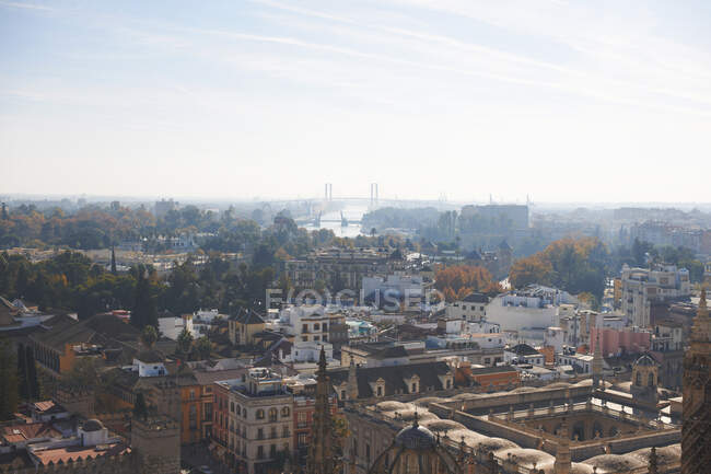 Paisaje urbano de ángulo alto con el río Guadalquivir a lo lejos, Sevilla - foto de stock