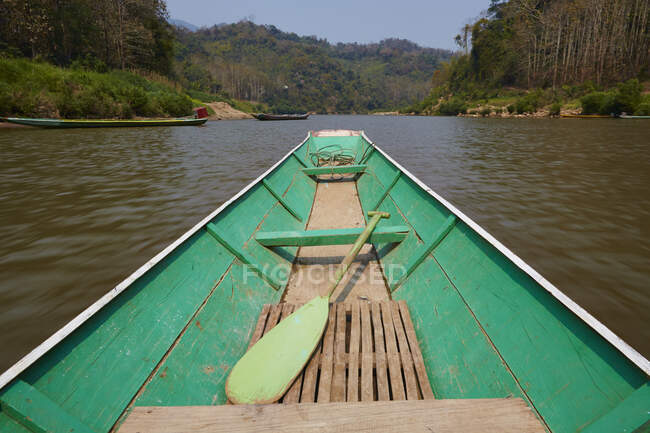 Barco a remos verde no rio, Luang Prabang, Laos — Fotografia de Stock