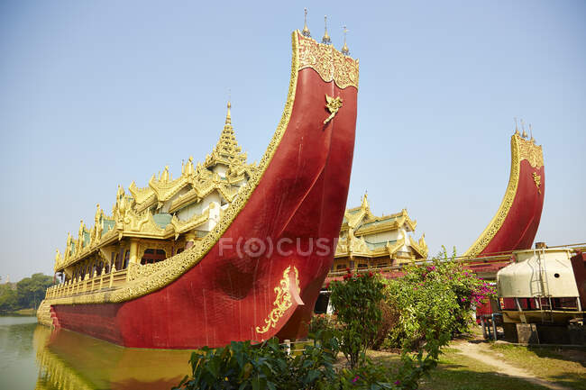 Vista del lago y el palacio Karaweik, Rangún, Myanmar - foto de stock
