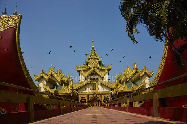 Karaweik palace, Rangún, Myanmar - foto de stock