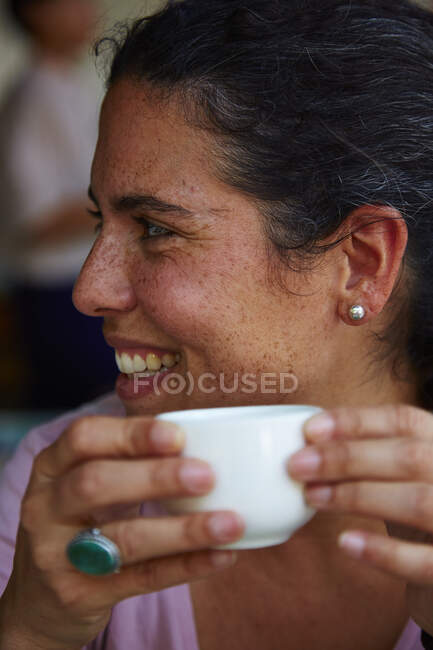 Primo piano della donna che tiene in mano una tazza, Yangon, Myanmar — Foto stock