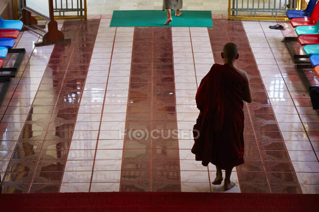 Rear view of silhouetted buddhist monk in temple, Yangon, Myanma — Stock Photo