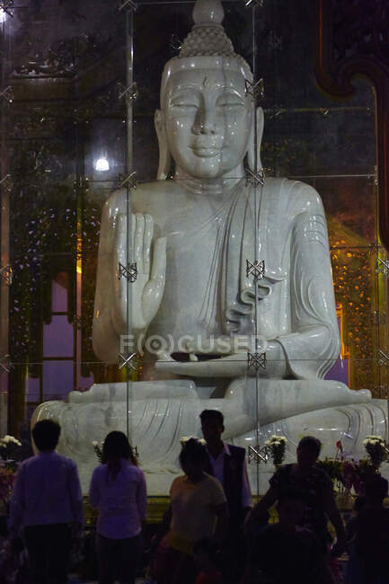 Buddhist statue in Kyauk Daw Kyi Pagoda, Yangon, Myanmar — Stock Photo