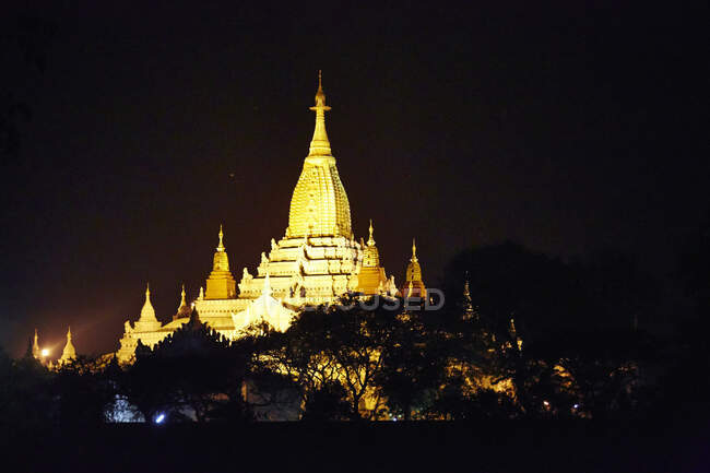 Vista nocturna del Templo de Ananda, Bagan, Myanmar - foto de stock