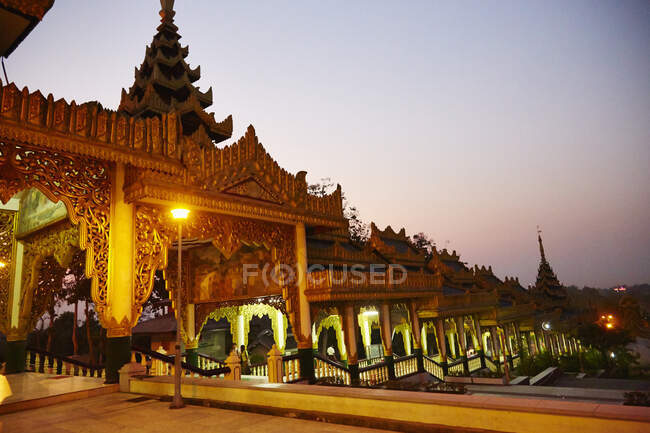 Kyauk Daw Kyi Pagoda ao pôr do sol, Rangum, Mianmar — Fotografia de Stock