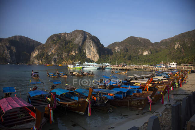 Ряды лодок, пришвартованных на пляже, Ко Пхи Пхи, Таиланд — стоковое фото