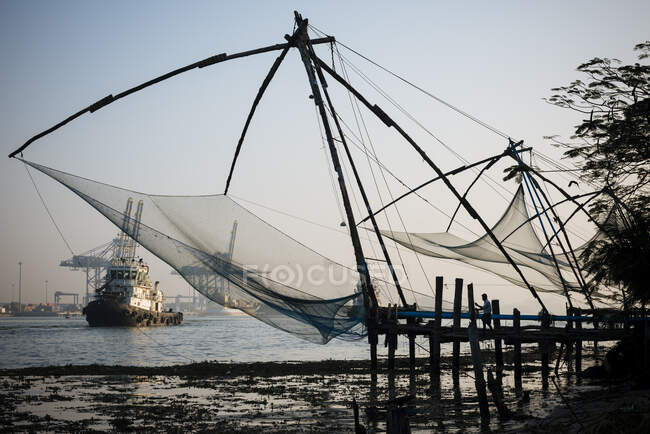 Filets de pêche, bateau en arrière-plan, Fort Kochi (Cochin), Kerala — Photo de stock