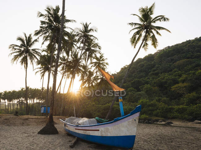 Barco amarrado, Playa de Agonda al atardecer, Goa, India - foto de stock