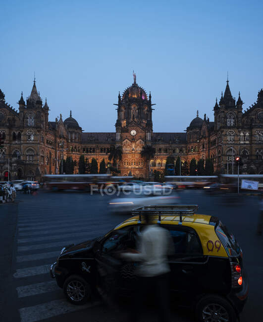 Mumbai Chatrapati Shivaji Terminus (Victoria Terminus) por la noche - foto de stock