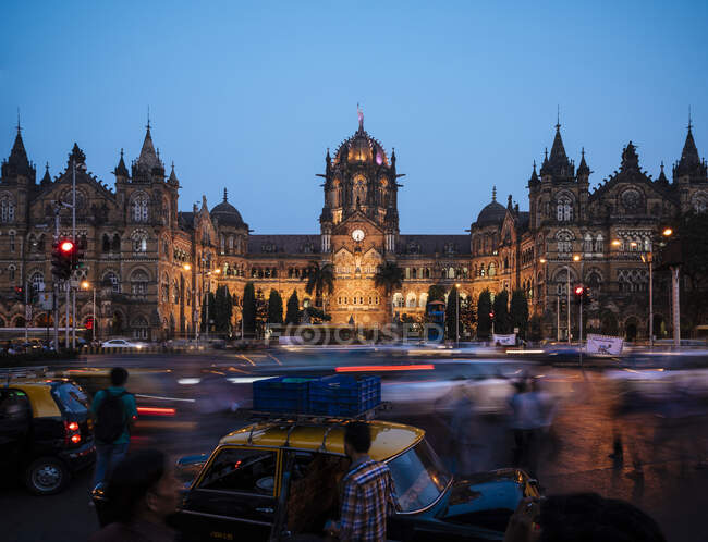 Mumbai Chatrapati Shivaji Terminus (Victoria Terminus) à evenin — Photo de stock