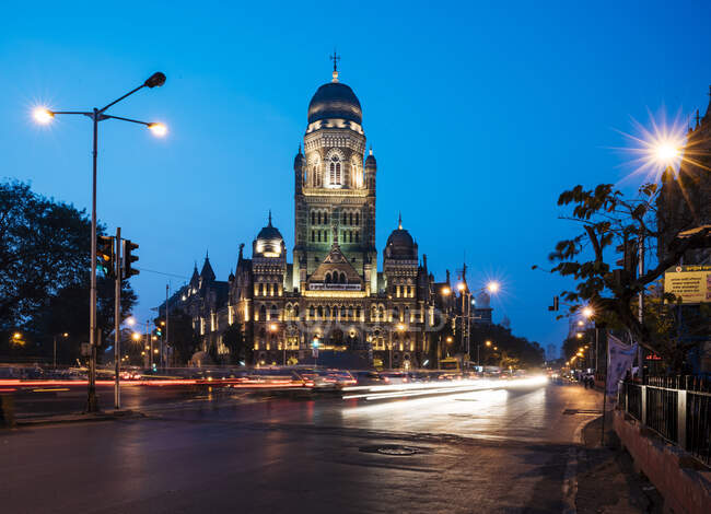 Экстерьер здания Мумбайской муниципальной корпорации в вечернее время — стоковое фото