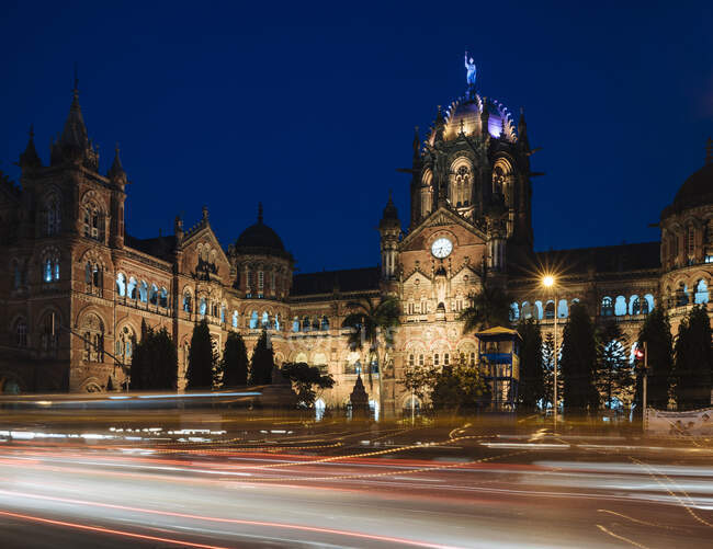 Mumbai Chatrapati Shivaji Terminus (Victoria Terminus) por la noche - foto de stock
