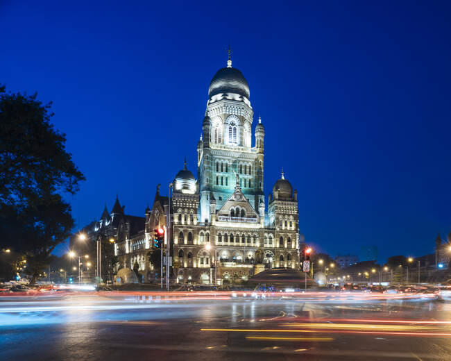 Зовнішня частина будівлі Муніципальної корпорації Мумбаї у вечірній русі. — стокове фото