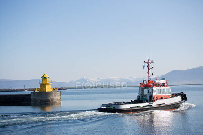 Barco de pesca que sai do porto, Reykjavik, Islândia — Fotografia de Stock