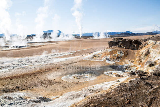 Manantiales geotérmicos en el emplazamiento geotérmico, Hverarond, Islandia - foto de stock