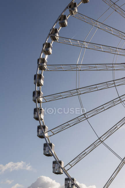 Боковые детали колеса обозрения против голубого неба — стоковое фото