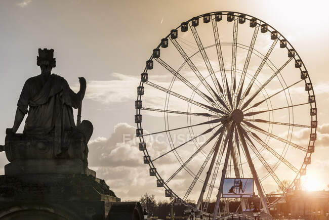 Silhouetted statue and Grande Roue ferris wheel, Paris, France — Stock Photo
