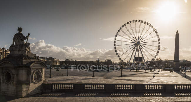 Estatua de silueta y rueda de hurón Grande Roue al atardecer, París - foto de stock