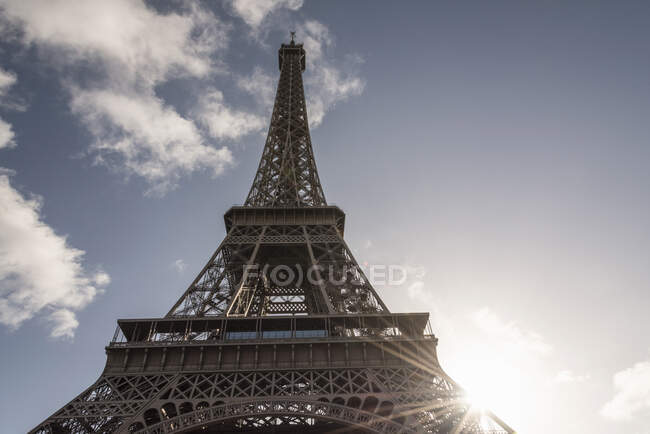 Vista de baixo ângulo da Torre Eiffel contra o céu azul, Paris, França — Fotografia de Stock