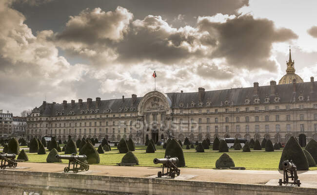 Vista del hotel Les Invalides, París, Francia - foto de stock