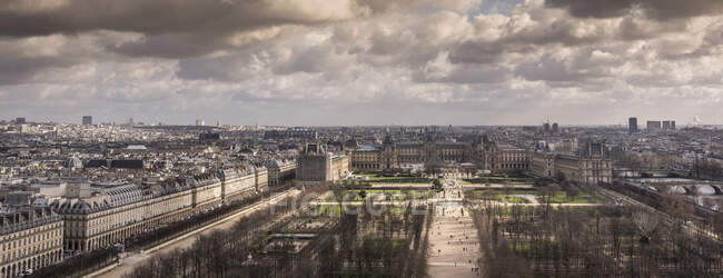 Paysage urbain à grand angle du Louvre, Paris, France — Photo de stock
