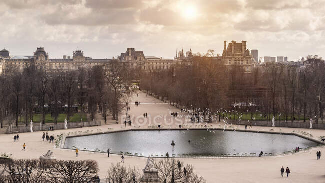 Paisaje urbano elevado con parque y lago, París, Francia - foto de stock