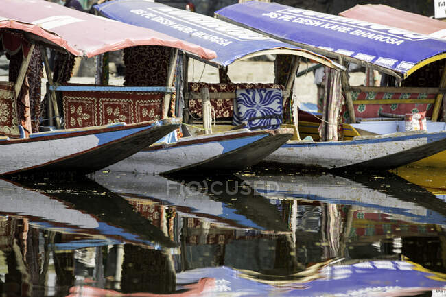 Shikara o Love Boat icónico para el lago Dal, Srinagar, Jammu y Cachemira - foto de stock
