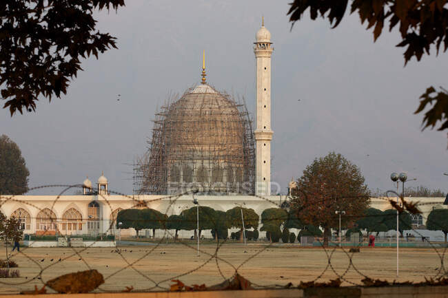 Шрифт Хазрабала. Найсвятіший мусульманський храм Кашміру. Шрінагар. Ям — стокове фото