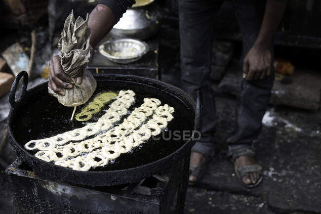 Uomo locale che fa jalebi, uno spuntino dolce specifico per l'Asia, Khajura — Foto stock