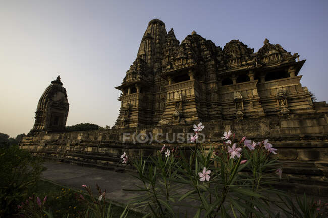 Templo de Visvanatha en Khajuraho. Madhya Pradesh, India - foto de stock