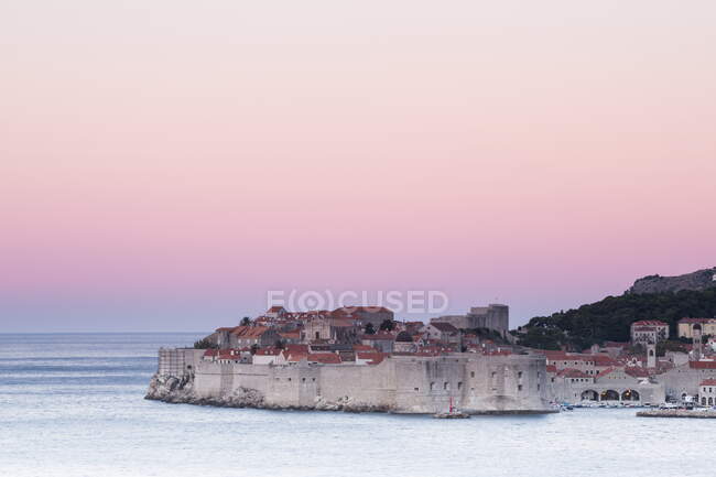 A Cidade Velha de Dubrovnik ao pôr do sol — Fotografia de Stock