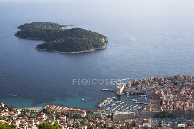 El casco antiguo de Dubrovnik y la isla de Lokrum — Stock Photo