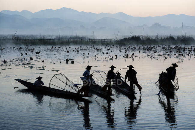 Fischer fischen mit traditionellen Fischereitechniken in der Dämmerung, Inl — Stockfoto