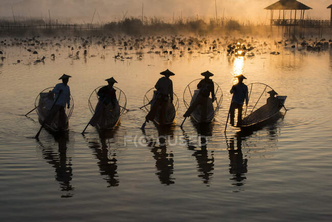 Pescadores que pescam por técnicas de pesca tradicionais ao entardecer, Inl — Fotografia de Stock