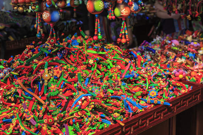Montículo de baratijas de colores, Guangzhou, China - foto de stock